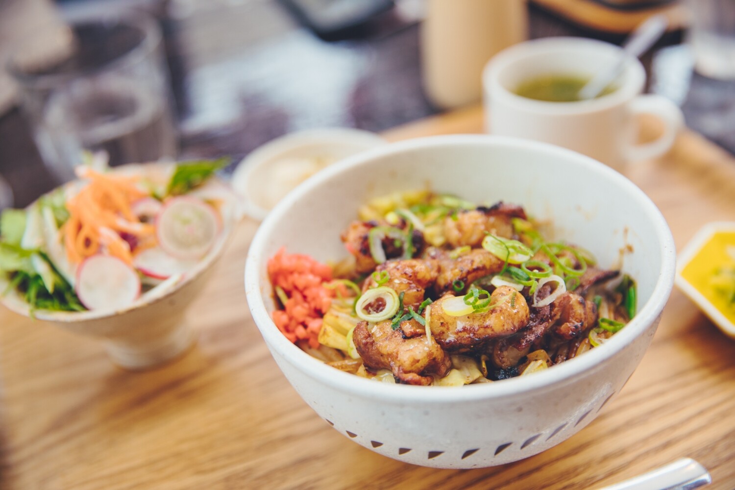 アカトキのホルモン丼