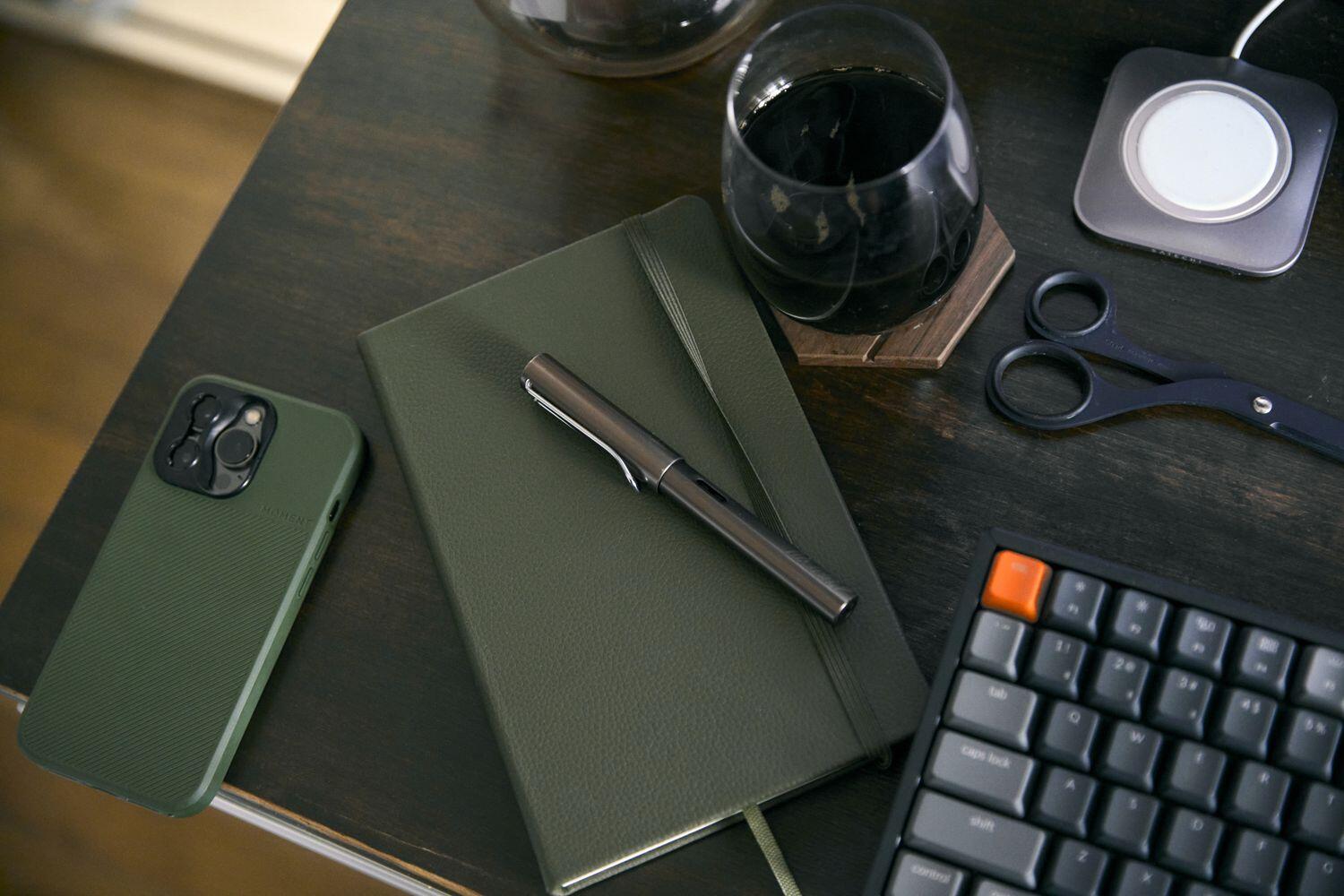 仕事の机の上にはキーボードとノートが大体置いてある